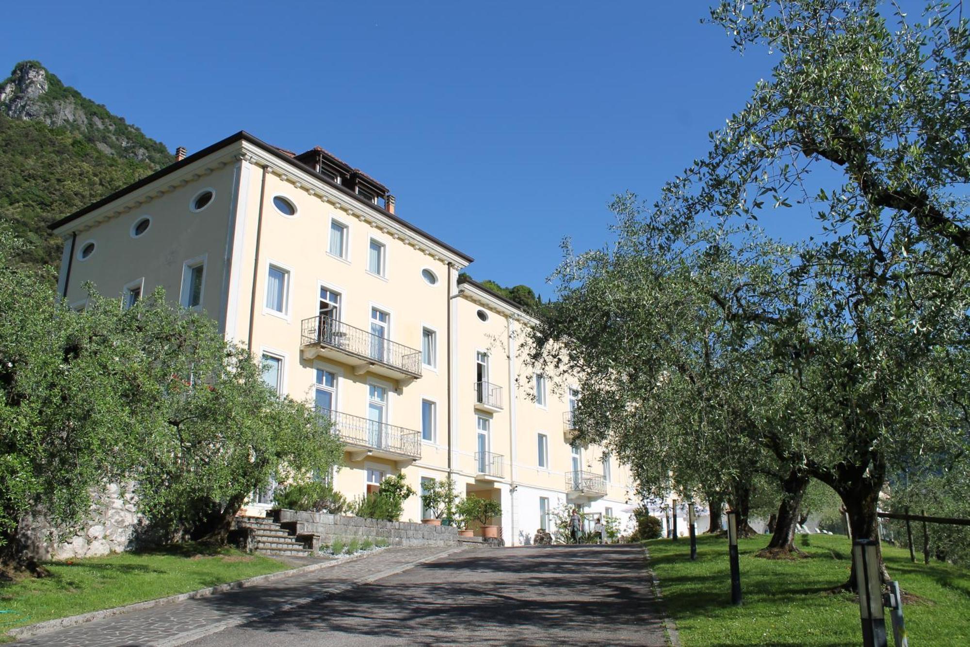 Aparthotel Englovacanze Riva Zewnętrze zdjęcie